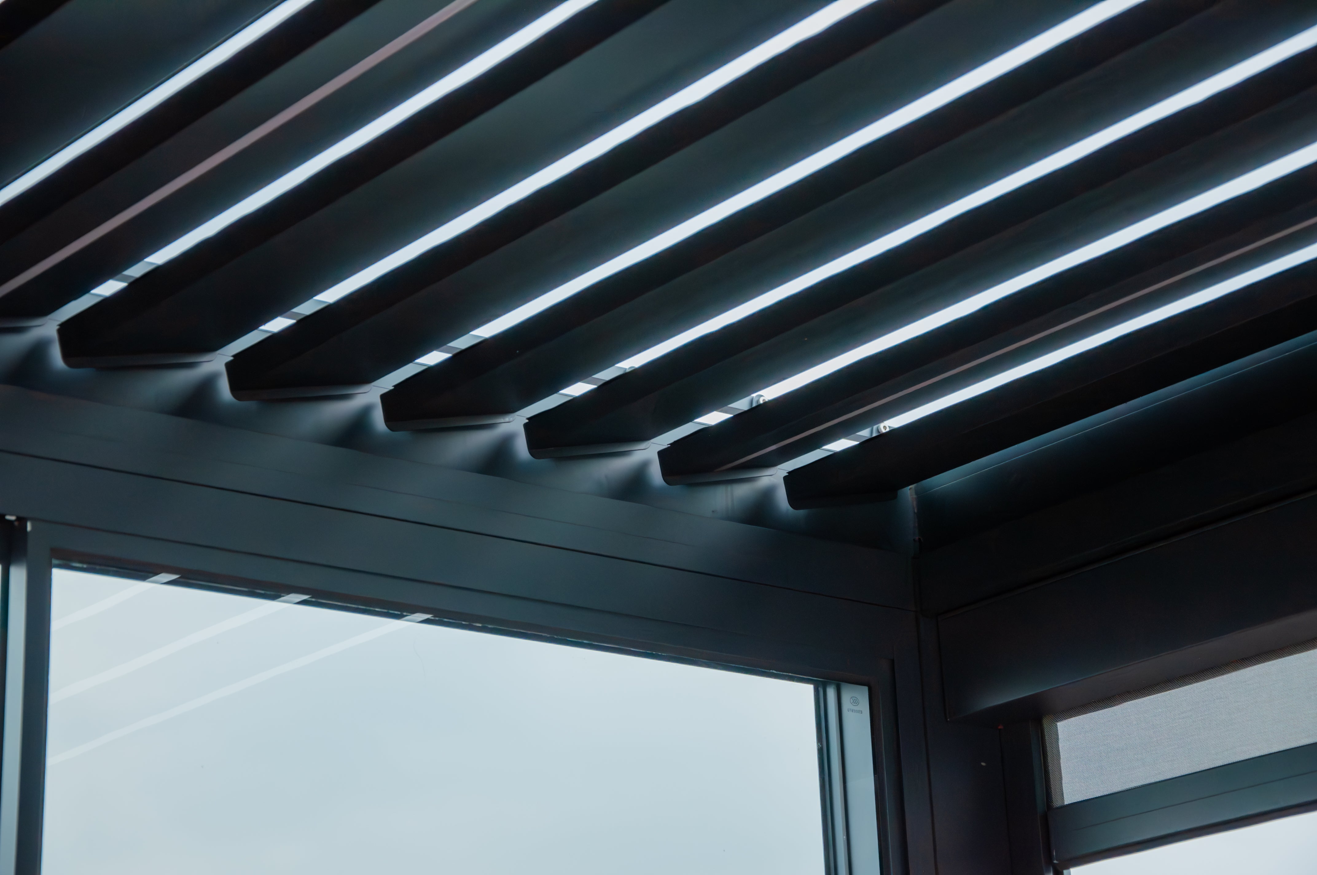 SolZen Aluminum Louvered Pergola