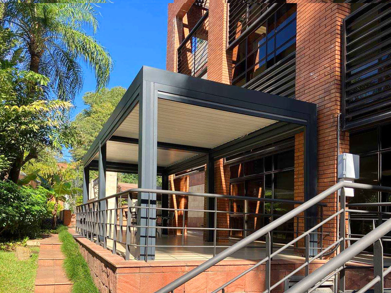SolZen Aluminum Louvered Pergola