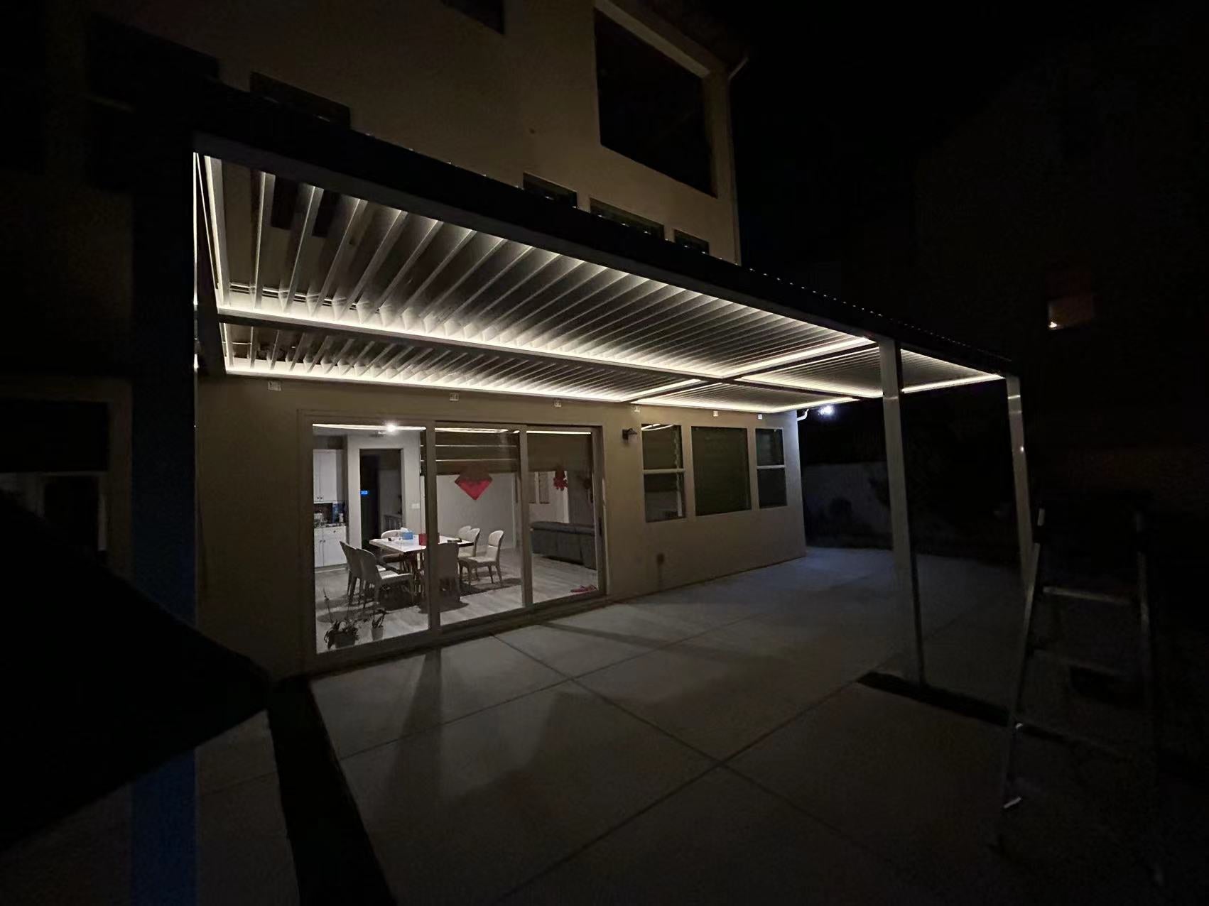 SolLux Aluminum Louvered Pergola