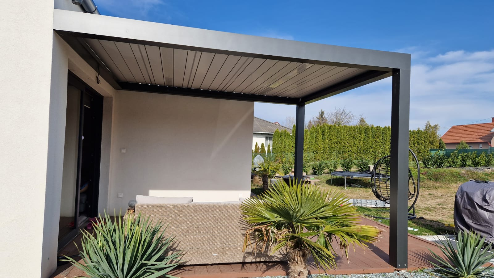 SolLux Aluminum Louvered Pergola